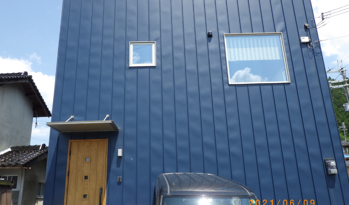 【商談中】青い外壁キューブ型 中古戸建住宅