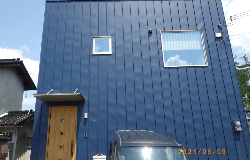 【商談中】青い外壁キューブ型　中古戸建住宅