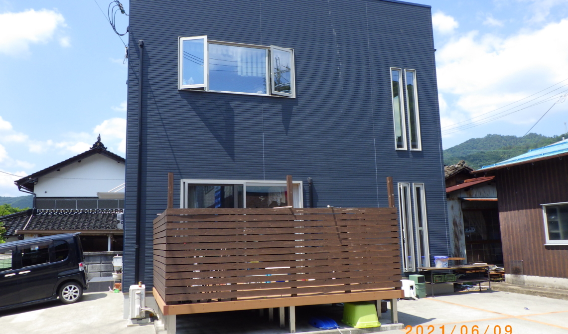 【商談中】青い外壁キューブ型 中古戸建住宅